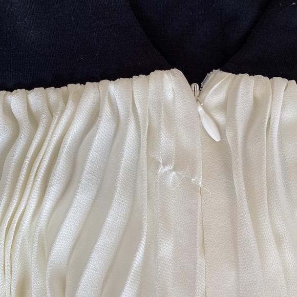 Black and white dress with v-back - Picture 3 of 3